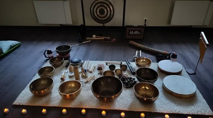Klankenreis met klankschalen, gong en handpan