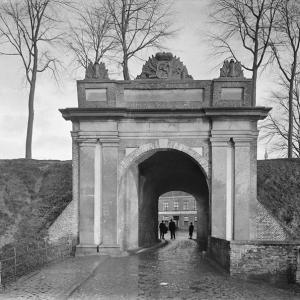 fotoalbum/800px-overzicht-poort-hulst-20118600-rce