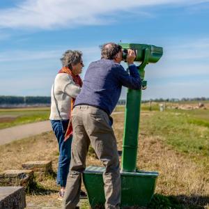 fotoalbum/het-verdronken-land-van-saeftinghe-verrekijker-op-de-dijk-beeldbank-inulst-1743-