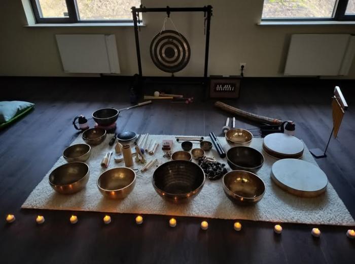 Klankenreis met klankschalen, gong en handpan