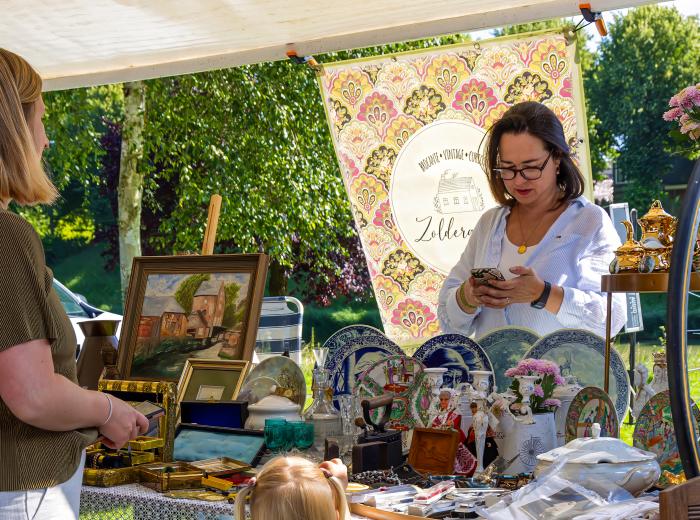 Brocantemarkt in het park van Hulst